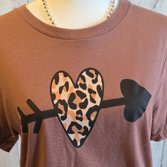 NWT Bella Canvas Brown Leopard Heart Graphic Tee - Picture 2 of 4